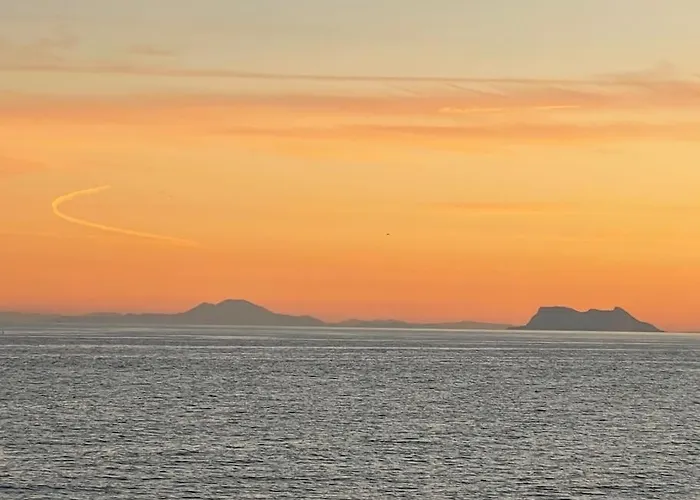 Vakantiehuis Spectacular Views At Beachfront Townhouse Rdr318