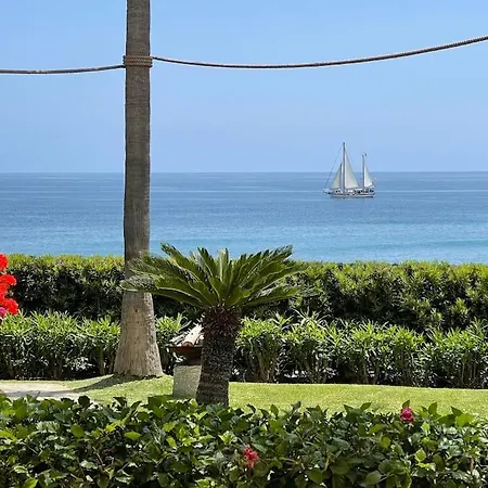 Vakantiehuis Spectacular Views At Beachfront Townhouse Rdr318